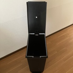 ゴミ箱ペダル式（黒）の画像
