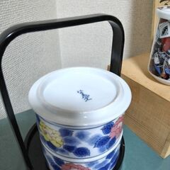 未使用①有田焼　小鉢２段重ね手さげおぼん②九谷焼　真栄窯　湯呑み蓋付歌舞伎柄の画像