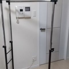 電気ヒーター・ハンガーラック・照明器具・パソコン机などの画像