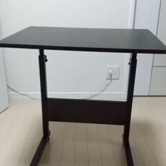 電気ヒーター・ハンガーラック・照明器具・パソコン机などの画像
