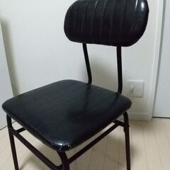 電気ヒーター・ハンガーラック・照明器具・パソコン机などの画像