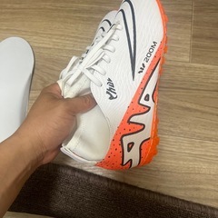 W200M ホワイト/オレンジ サッカーシューズの画像
