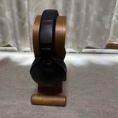 木製ヘッドホンスタンドの画像