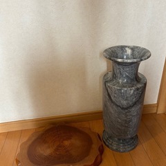 壺と切り株の台座の画像