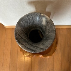 壺と切り株の台座の画像