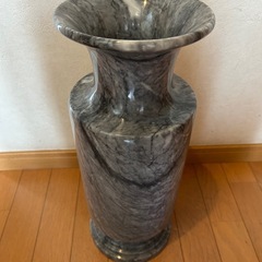 壺と切り株の台座の画像