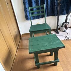 テーブルと椅子の画像