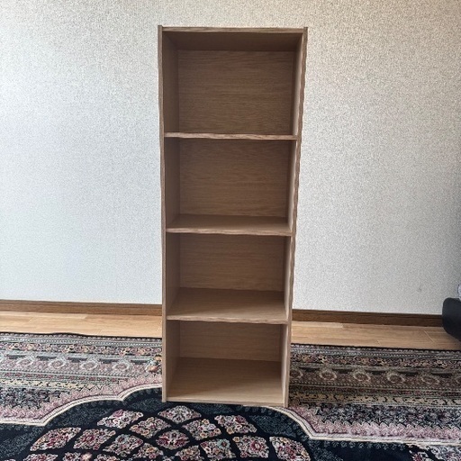 4つの広い棚付きスタイリッシュで実用的な本棚