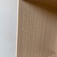 4つの広い棚付きスタイリッシュで実用的な本棚の画像