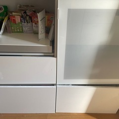 IKEA？食器棚の画像