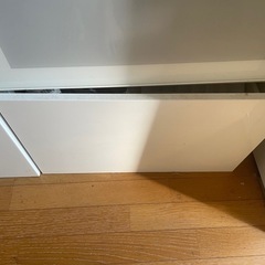 IKEA？食器棚の画像