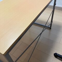 テーブル　机　シンプルな組み立て式の画像