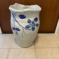 アンティーク花柄フラワーベースの画像