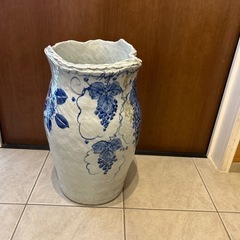 アンティーク花柄フラワーベースの画像