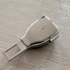 マセラティ　シートベルトバックルの画像