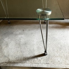 しっかりしたつくりの　ガラス　テーブルの画像