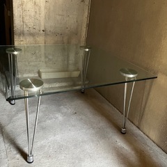 しっかりしたつくりの　ガラス　テーブルの画像