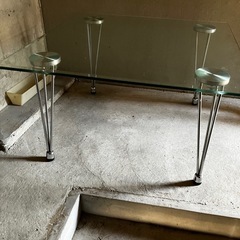 しっかりしたつくりの　ガラス　テーブルの画像