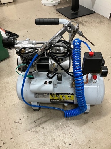 O2507-745 株式会社髙儀 静音オイルレスエアーコンプレッサー ACP-13SLA 最高圧力約0.7MPa タンク容量約13L 2020年製 空気が出る事は確認済み トラスコ製タイヤチャック新品付き 中古