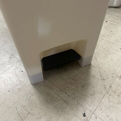 ゴミ箱　No.4184　ホワイト　ぺダルペール　【リサイクルショップどりーむ荒田店】の画像
