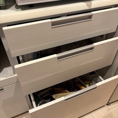 ホワイトカラー食器棚の画像