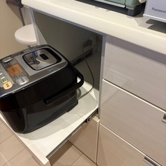ホワイトカラー食器棚の画像