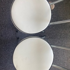 折りたたみ式椅子二脚の画像
