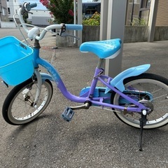 子供用自転車 16インチ アナと雪の女王 ブルーとパープルのツートン  ピンクのヘルメット サイクル　の画像