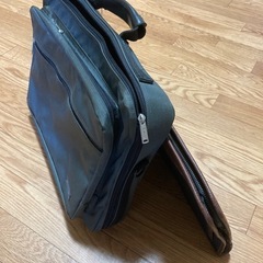 ノートパソコン用バックとビジネスバックの画像