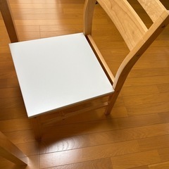 ダイニングテーブルとイス2脚の画像