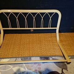 シンプルな組立式シングルベッドの画像