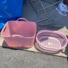 ピンクのカゴ 2つセットの画像