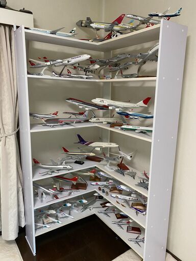 趣味の模型飛行機60機と飾り棚