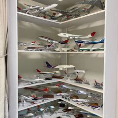 趣味の模型飛行機60機と飾り棚の画像