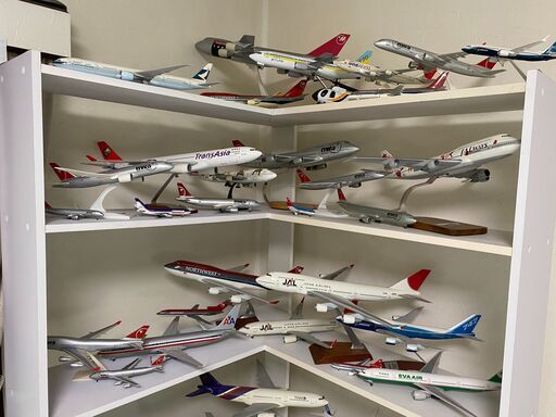 趣味の模型飛行機60機と飾り棚