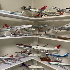 趣味の模型飛行機60機と飾り棚の画像