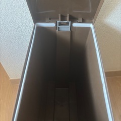 足踏み式ゴミ箱茶色の画像