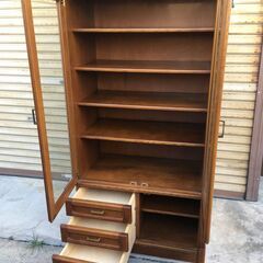 A4435　karimoku　カリモク家具　 ガラス扉　書庫　本棚　収納棚　飾り棚　収納　木製　家具　75×45㎝　高150㎝の画像