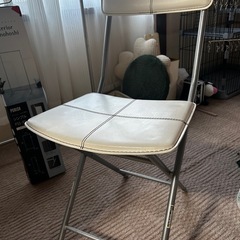 デスクとイスの画像