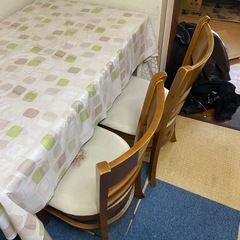 食事用テーブルの画像