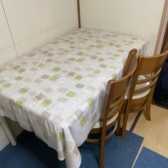 食事用テーブルの画像