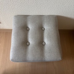正方形の椅子グレーの画像
