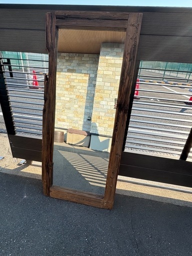 大きさのある流木のミラー