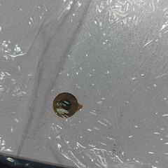 16k　山善(YAMAZEN) 机 デスク L字デスク 2口コンセント付き  パソコンデスク  組立品 オフホワイト/ホワイト PND-1300(OW/SWH)y072901kの画像