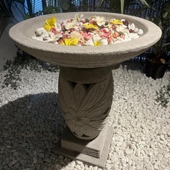 石のオブジェの画像