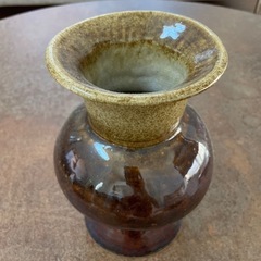 モダンな陶器の花瓶　ベージュとブラウンのグラデーションの画像