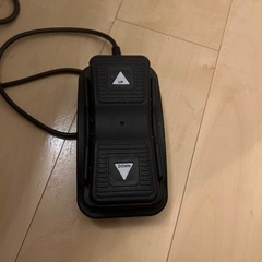 電動昇降施術用ベッドの画像