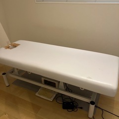 電動昇降施術用ベッドの画像