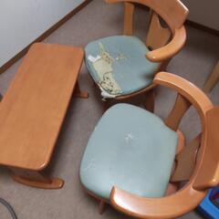 テーブルとイスのセットの画像