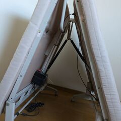 折りたたみベット。多少汚れ有り、画像でご確認下さい。コンセント有りますが角度作動はしません。の画像